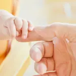 Neonato in famiglia: come sterilizzare ciucci e biberon e come pulire gli spazi